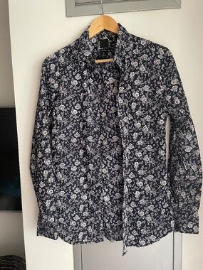 H&M shirt , size S .